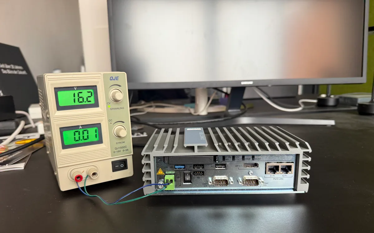 Edge-Controller mit Anschlussklemmen und Verkabelung im NeLeSo Test-Lab