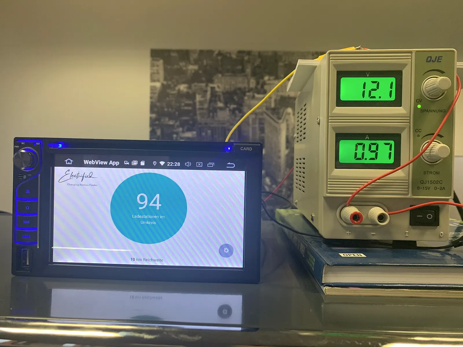 Prüfgerät bei der Isolations- und Ableitstrommessung an einer Ladeeinrichtung im NeLeSo Test-Lab