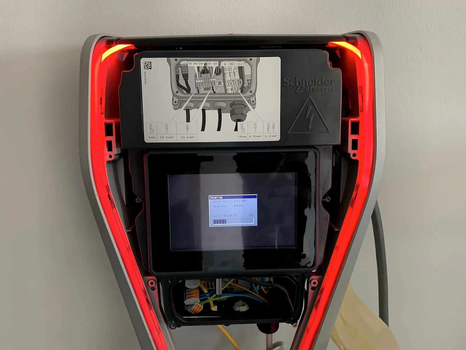 Geöffnete Wallbox mit beleuchtetem Status-Ring und Konfigurationsdisplay im NeLeSo-Testlabor