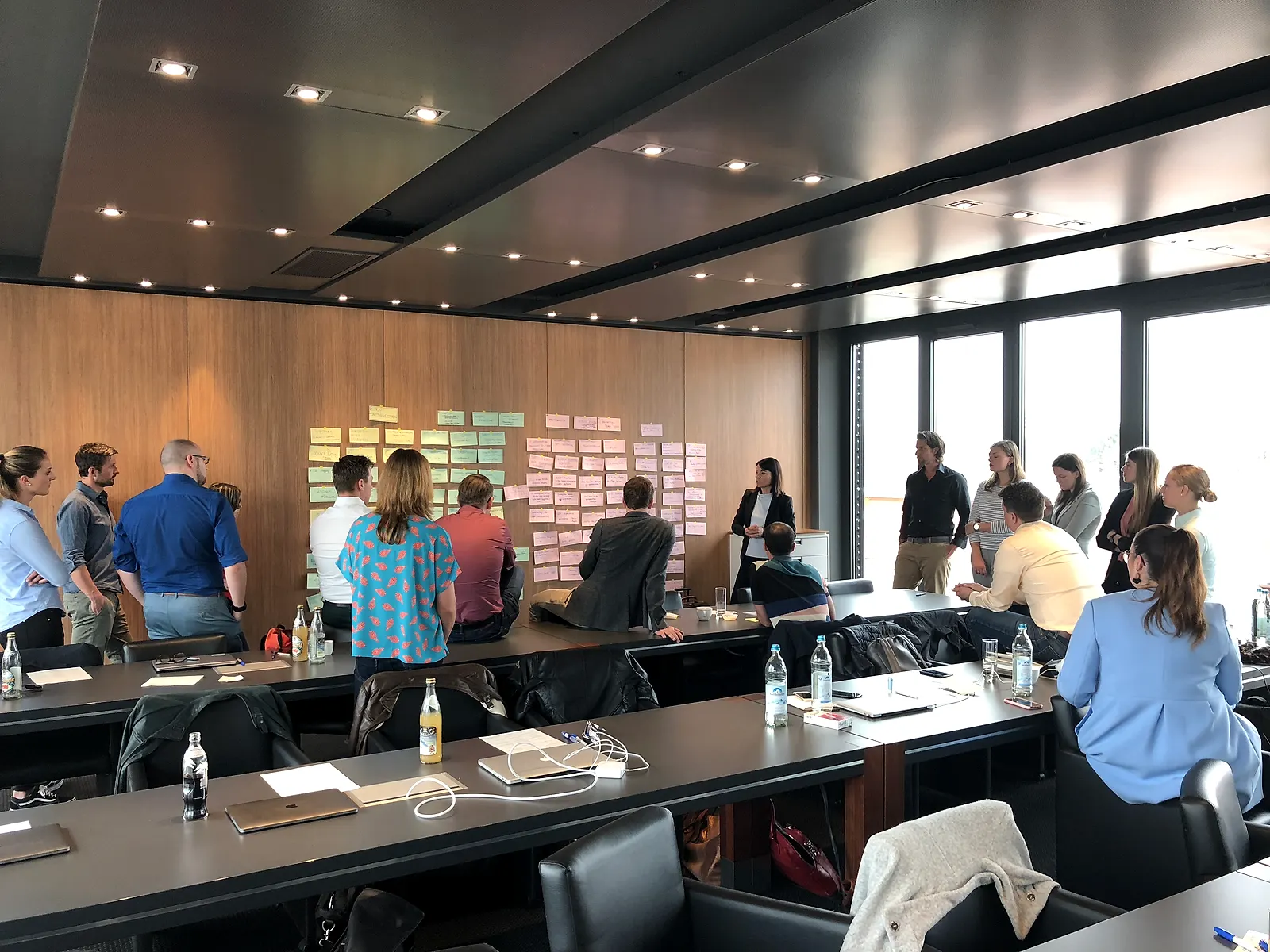 Team im Workshop vor einer Wand mit Konzeptkarten – Strategie- und Architekturarbeit bei NeLeSo